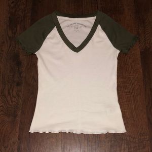 V-neck  with ruffles at the end